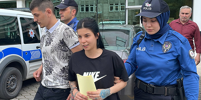 Biber gazı sıktıkları astsubayın telefonunu gasp eden sevgililer tutuklandı