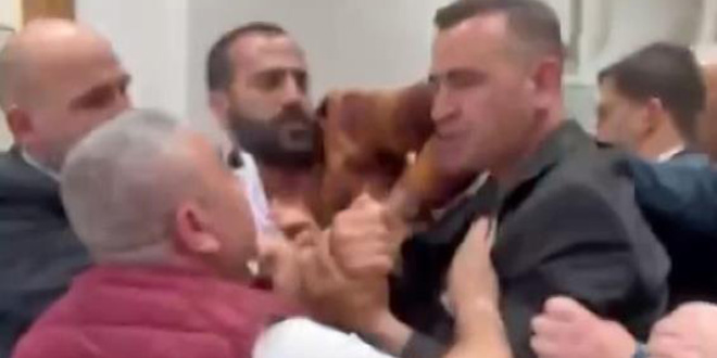 Mücevher vurgununda mağduru yaka paça dışarı çıkardılar