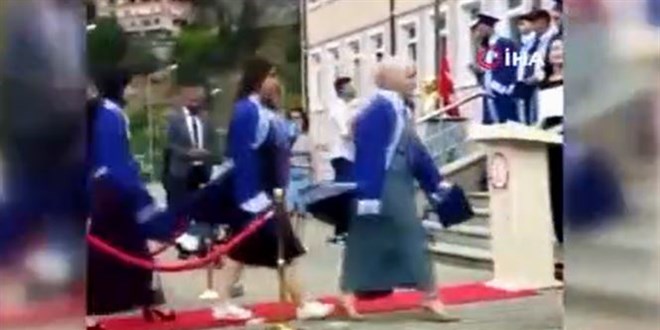 Beş yıl önce iple duvara bağlı yaşıyordu, şimdi ise liseden mezun oldu