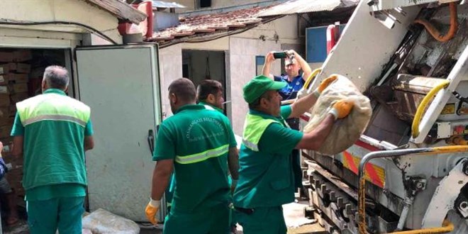 Et işleme tesisinde skandal görüntüler! Baskın yapan ekipler 3 ton eti yerden topladı