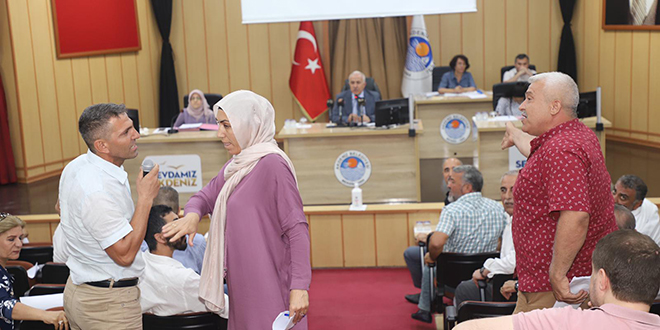 Belediye Meclisinde 'İstiklal Marşı' ve 'Öcalan' gerginliği