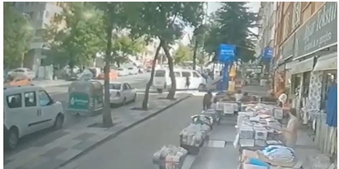 Laf attıkları kızları arabayla ezdiler: O anlar kamerada