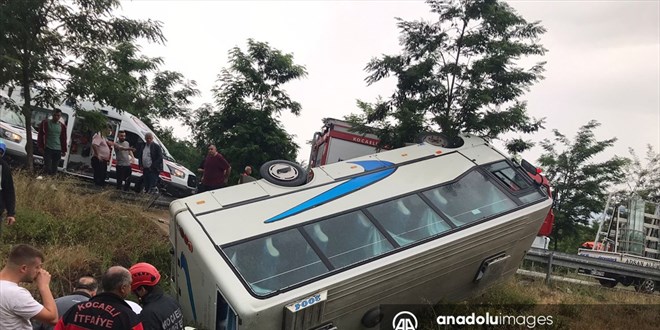 Kocaeli'de midibüsün şarampole devrilmesi sonucu 17 kişi yaralandı