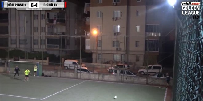 Halı sahada vurduğu top 4. kat balkonundan içeriye girince gündem oldu