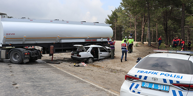 Akaryakıt tankerinin çarptığı otomobildeki 3 kişi öldü