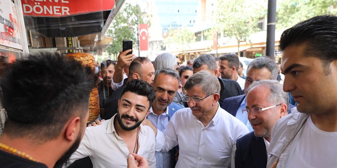 Davutolu, Diyarbakr'da gazetecilerle bir araya geldi, esnaf ziyaret etti