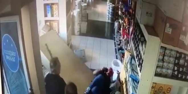 Boksöre sopalı saldırı