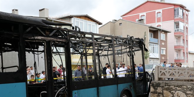 Sivas'ta park halindeki halk otobüsü yandı