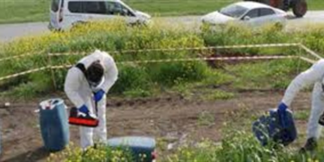 Arnavutköy'de yol kenarına bırakılan çuvallarda kimyasal atık şüphesi
