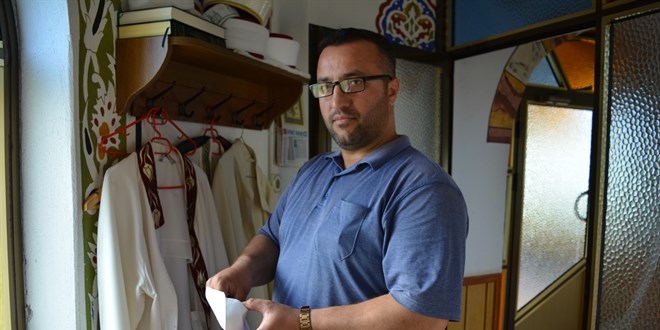 Camideki lokum ve çikolataları yedi, bir miktar para ile helallik notu bıraktı