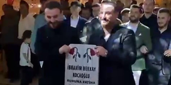 Damada görülmemiş şaka: Adının yazdığı mezar taşı hediye ettiler