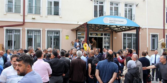 Veli, yakınlarıyla birlikte okulu bastı, okul müdürünü darp etti