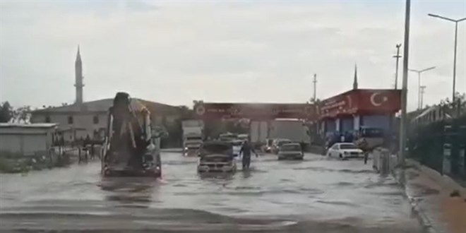 Ankara'da etkili olan yağış sonrası Sincan Cezaevi önü göle döndü