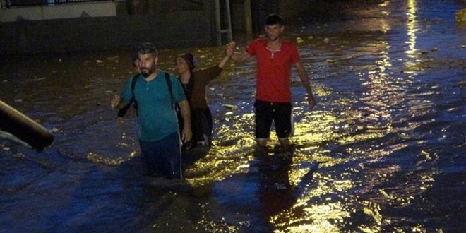 Sağanak yağış sonrası sular altında kalan evde can pazarı yaşandı
