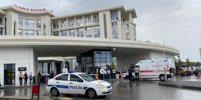 Ambulans şoförü kendini kilitledi: Sağlık Bakanı gelmezse kendimi patlatacağım