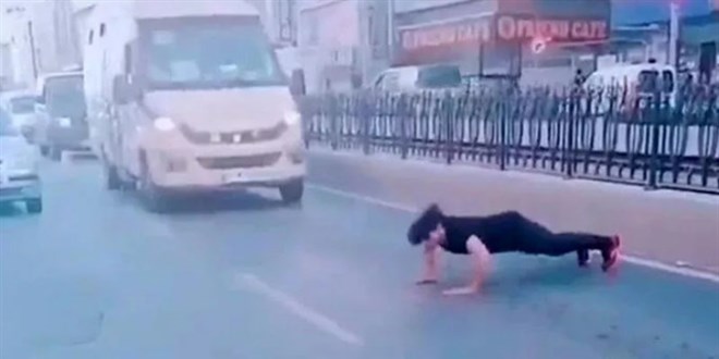 Trafiği kesip yolda şınav çekti, gözaltına alındı