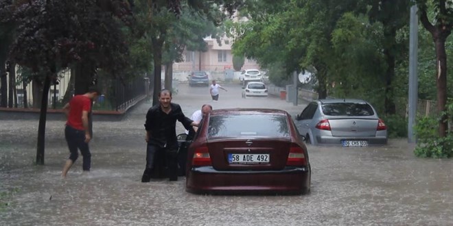 Sivas'ta iddetli ya hayat fel etti, baz ev ve i yerlerini su bast