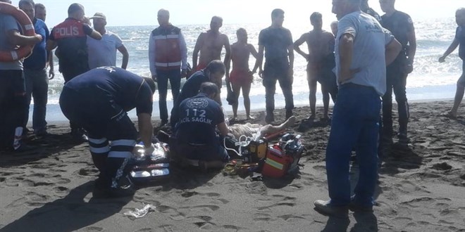 Torununu kurtarmak için denize atladı, rip akıntısında boğuldu