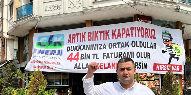 Elektrik faturasına kızdı, 'Hırsız var' diye pankart astı