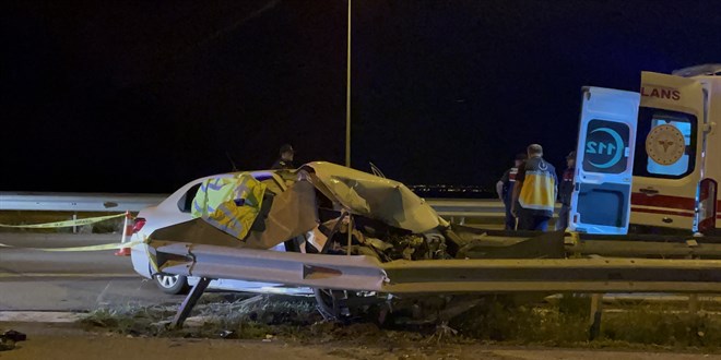 Ankara-Niğde Otoyolu'nda bariyerlere çarpan otomobildeki 2 kişi öldü