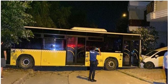 Ehliyetsiz grevli ETT otobsyle sokaa dald: Bir otomobil hurdaya dnd