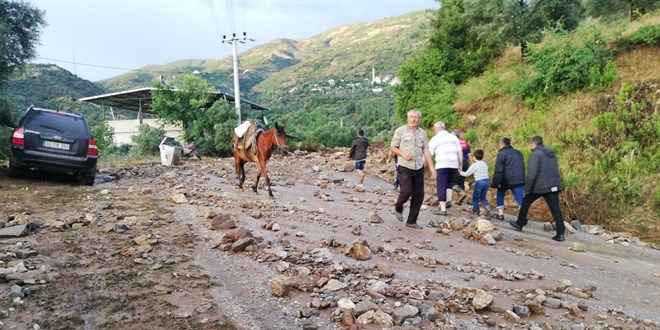 Aydın'da sağanak nedeniyle bazı evleri su bastı, iki otomobil sele kapıldı