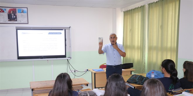 Kekemeliği yenip edebiyat öğretmeni oldu, 3 üniversitede eğitimini sürdürüyor