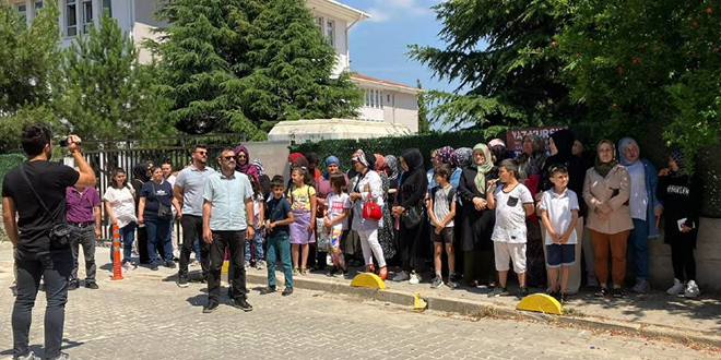Dansöz olayı sonrası açığa alınan müdüre velilerden destek