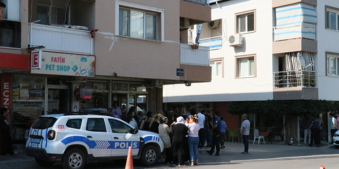 zmir'de 2 ocuunu ldren polis intihar etti