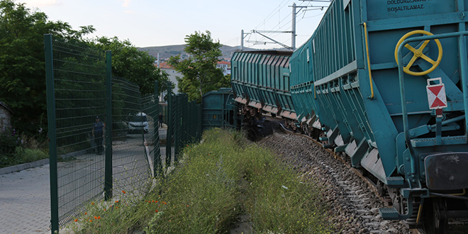 Yk treninin vagonu devrildi, Ankara-Kayseri demir yolu ulama kapand