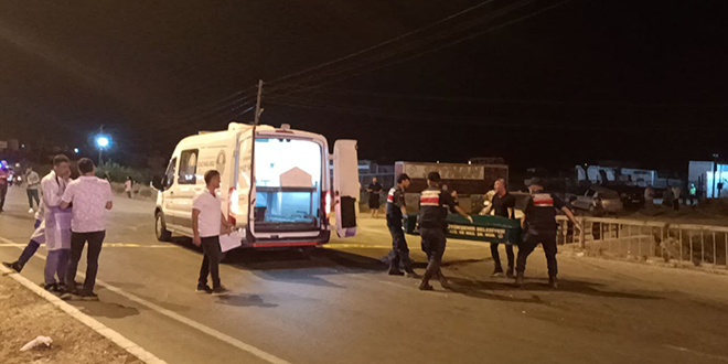 Kamyonla çarpışan motosikletteki kadın ile kızı öldü, kocası yaralandı