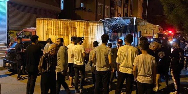 İETT otobüsünün 17 araca çarpması görüntüleri ortaya çıktı
