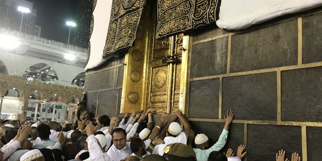 Hacı adaylarının Kabe'ye yüz sürmesi yasaklandı