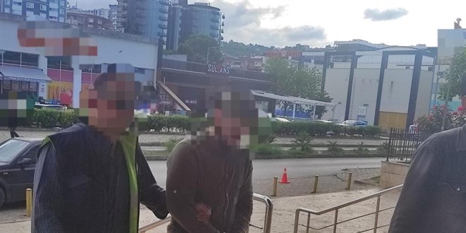 Atatürklü Türk bayrağının yere atılmasıyla ilgili 1 kişi tutuklandı