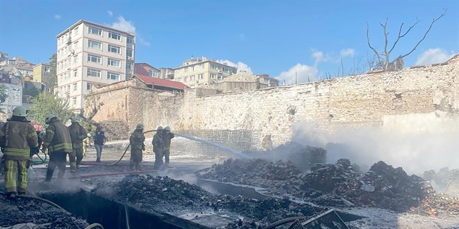 Fatih'te emniyete ait depoda yangın