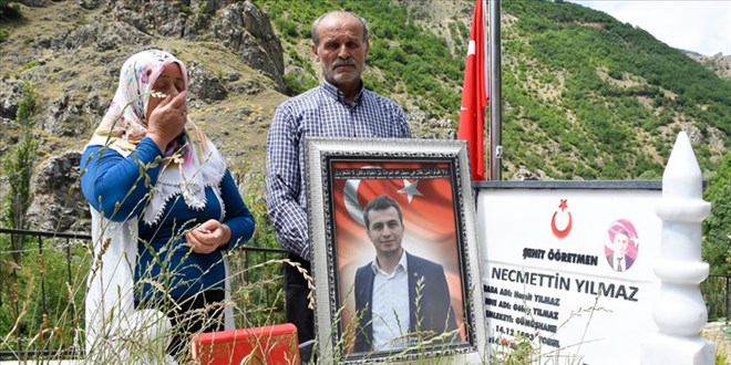 Necmettin öğretmenin babası oğlunun hatıralarıyla yaşıyor