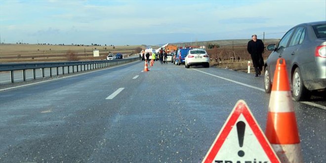 Erzurum'da otomobil arampole devrildi 2 kii ld, 3 kii yaraland