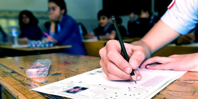 Üniversite hayali için torunuyla aynı gün YKS'ye girdi