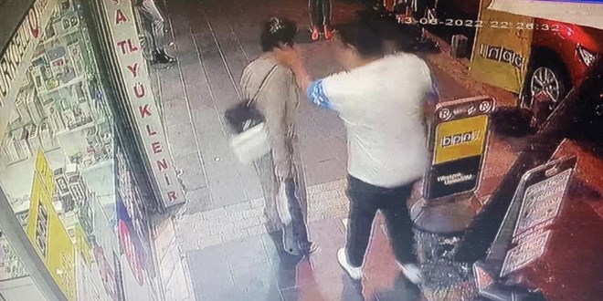 stanbul'da akl almaz anlar: Yolda yryen kadn tokatlad, darp edildi