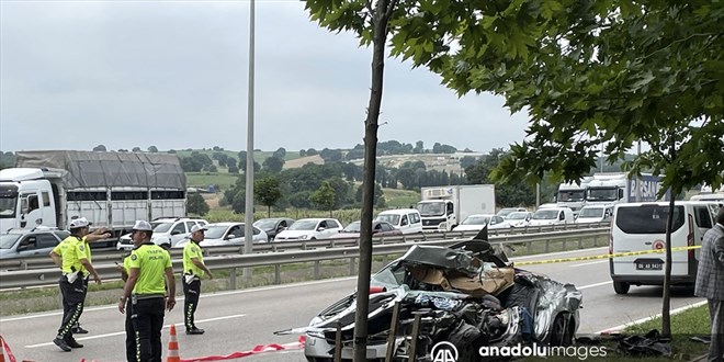 Beton mikserinin üstüne devrildiği otomobildeki baba ve iki oğlu dahil 4 kişi öldü