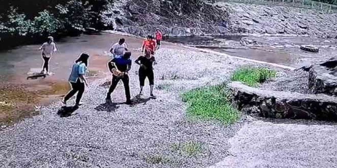 Zabıta memuru boğulma tehlikesi geçiren çocuğu kurtardı