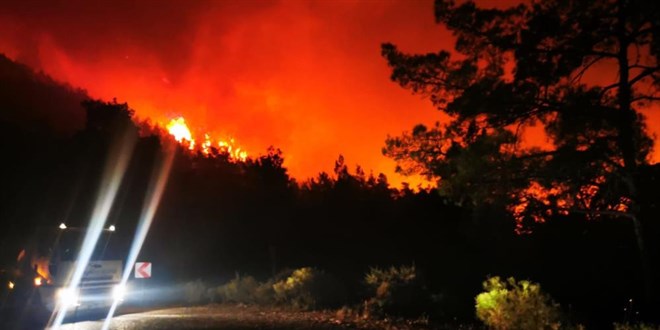 İki bakan, orman yangınının devam ettiği Marmaris'e gidiyor