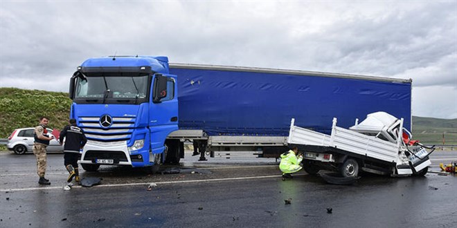 Erzurum'da TIR ile kamyonet arpt: 2 l