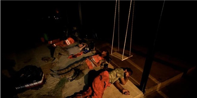 Yangnn kahramanlar: Toprak zerinde dinlenip sndrme almalarna katlyorlar