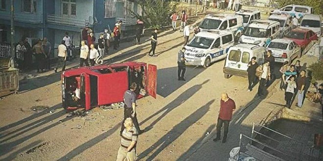Mahalle arasında drift atan sürücüyü dövüp otomobilini devirdiler: 4 gözaltı