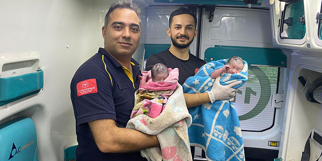 Ambulansta dnyaya getirdii ikizlerine salk ekibinin ismini verdi