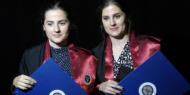 İlk, orta, lise ve üniversiteden birlikte mezun olan ikizler doktor oldu
