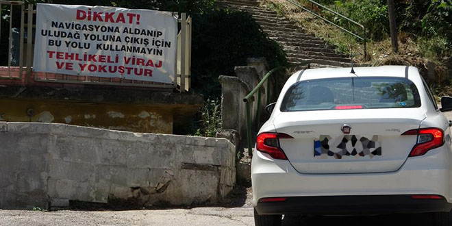 Uludağ yolunda navigasyon uçuruma sürüklüyor! Pankart ile tedbir aldılar