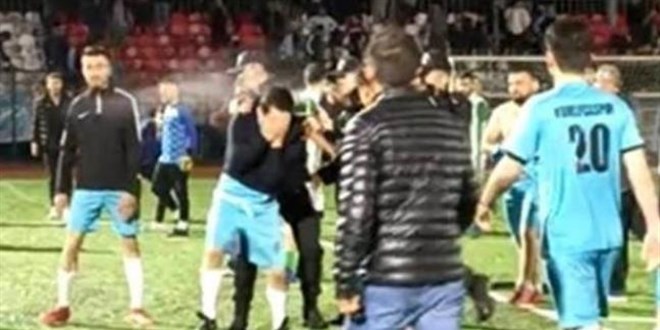 Yeşil saha boks ringine döndü! Polis biber gazıyla müdahale etti