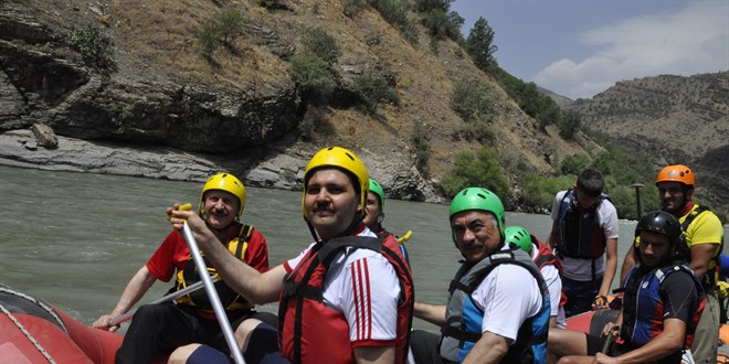 İçişleri Bakan Yardımcısı Ersoy, Çukurca'da rafting yaptı